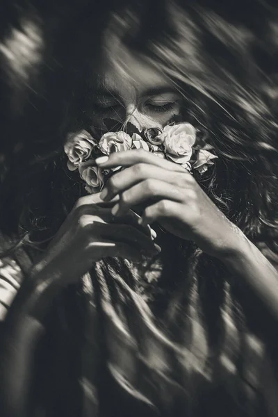 Bela Jovem Cobrir Seu Rosto Com Flores Retrato Preto Branco — Fotografia de Stock