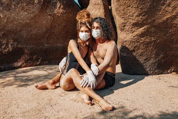 Jovem Casal Abraçando Usar Máscaras Faciais Luvas Médicas — Fotografia de Stock