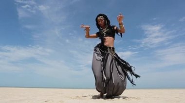 Güzel, genç, şık bir kabile dansçısı. Doğulu kadın dışarıda dans ediyor. 