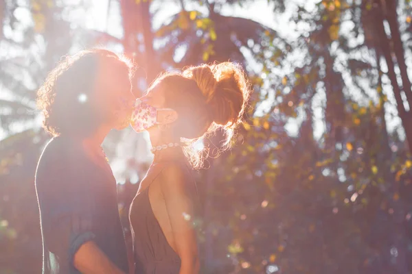 Jovem Casal Usando Máscara Facial Livre Pôr Sol — Fotografia de Stock