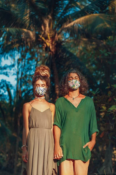 Gün Batımında Dışarıda Maske Eldiven Takan Güzel Genç Bir Çift — Stok fotoğraf