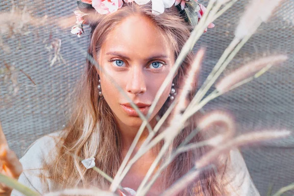Kapalı Alanda Çiçeklerle Çelenk Takan Güzel Bir Genç Kadın — Stok fotoğraf