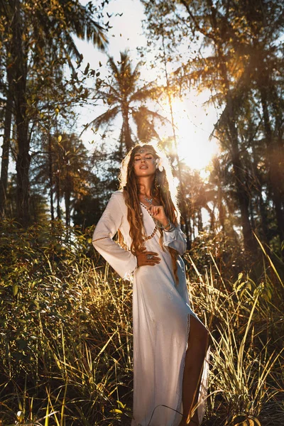 Belle Jeune Femme Élégante Robe Blanche Sur Terrain Coucher Soleil — Photo