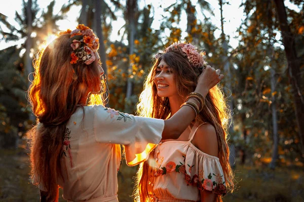 Zwei Schöne Junge Frau Sommerkleidern Freien Bei Sonnenuntergang — Stockfoto