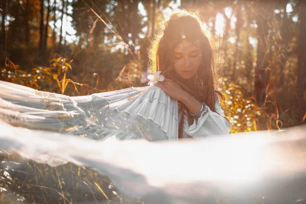 Belle Jeune Femme Robe Blanche Extérieur Gros Plan Coucher Soleil — Photo