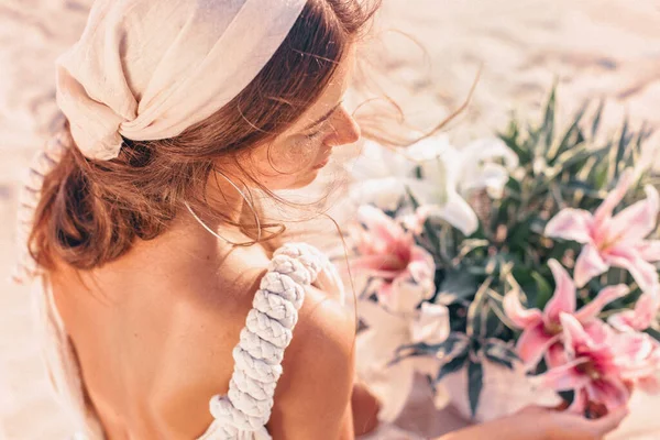 Όμορφη Νεαρή Κομψή Γυναίκα Καλάθι Λουλούδια Εξωτερικούς Χώρους Στο Ηλιοβασίλεμα — Φωτογραφία Αρχείου