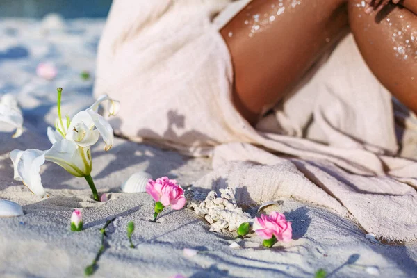 Gigli Rosa Sdraiati Sulla Sabbia Primo Piano Giovani Gambe Donna — Foto Stock