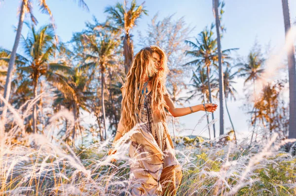 Bela Jovem Mulher Elegante Campo Pôr Sol — Fotografia de Stock