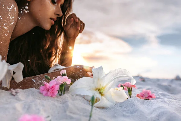 Lírios Cor Rosa Deitados Primeiro Plano Areia Jovem Mulher Beatiful — Fotografia de Stock