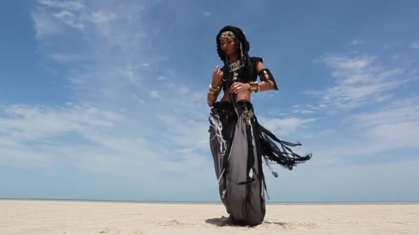 美しい若いスタイリッシュな部族のダンサー 東洋の衣装を着た女性が屋外で踊る — ストック動画