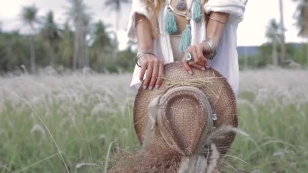 Vicino Bella Giovane Donna Elegante Mani Tenendo Cappello All Aperto — Video Stock