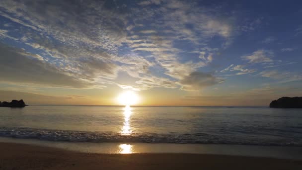 Belo Pôr Sol Sobre Mar Céu Azul Laranja Dourado — Vídeo de Stock