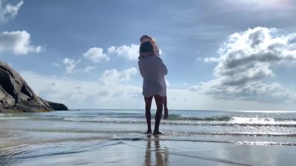 Hermosa Pareja Joven Divirtiéndose Playa Tropical — Vídeo de stock