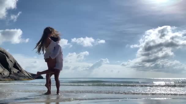 Hermosa Pareja Joven Divirtiéndose Playa Tropical — Vídeo de stock