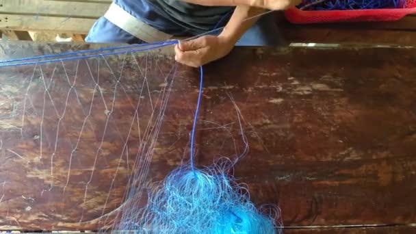 机の上で網を編んでいる漁師の手を閉じてください トップビュー オーバーヘッドショット — ストック動画