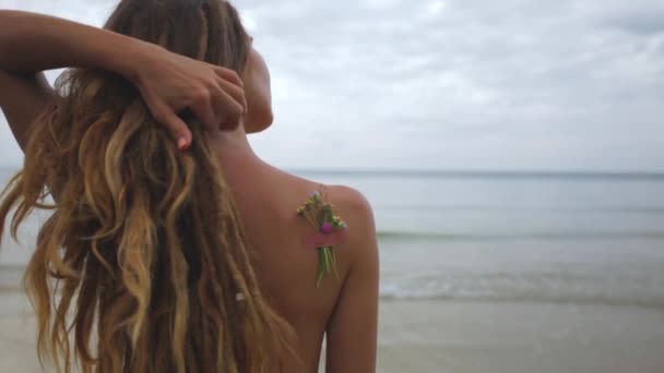 Kumsalda Güzel Bir Genç Kadın Omzunun Üstünden Yakın Çekim — Stok video