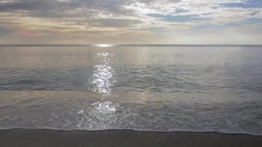 Denizin üzerinde güzel bir gün batımı. Turuncu ve altın rengi mavi gökyüzü. 