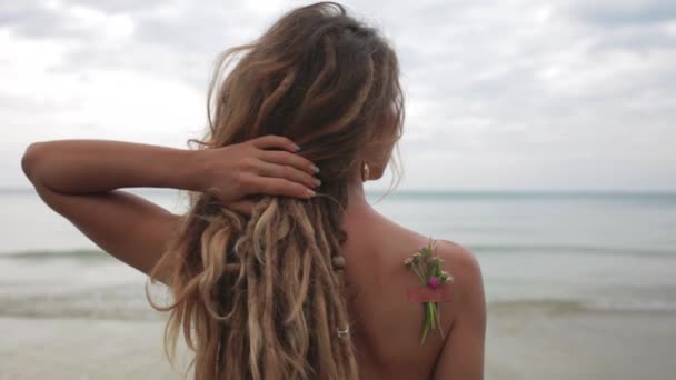 Красива Молода Жінка Пляжі Над Плечовим Середовищем Крупним Планом Постріл — стокове відео