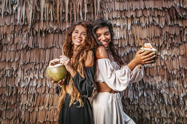 Dos Hermosas Modelos Moda Con Estilo Joven Que Divierten Con — Foto de Stock