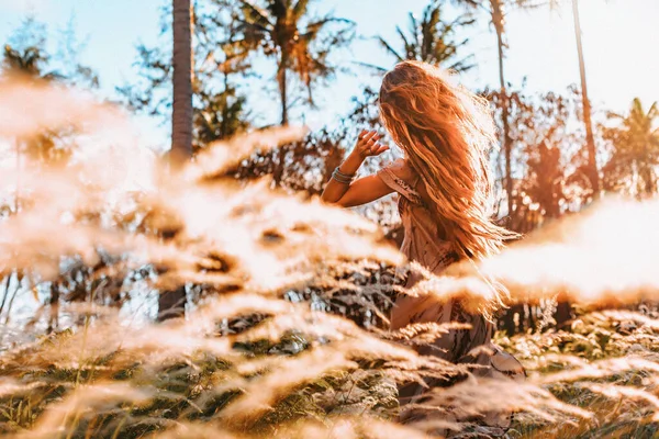 Bela Jovem Mulher Vestido Curto Campo Pôr Sol — Fotografia de Stock