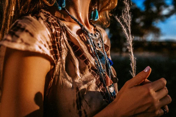 Mooie Jonge Stijlvolle Vrouw Close Portret Buiten Bij Zonsondergang — Stockfoto