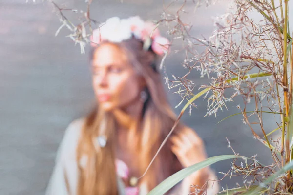 Beautiful Young Woman Wearing Wreath Flowers Outdoors Portrait Out Focus — Stock Photo, Image