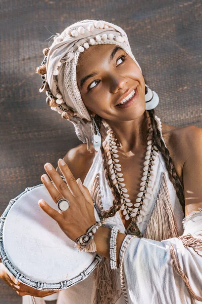 Jovem Mulher Bonita Vestido Étnico Tribal Turbante Acessórios — Fotografia de Stock