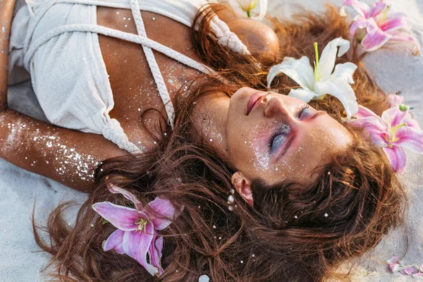 Mooie Jonge Vrouw Liggend Zand Met Roze Witte Lelies Het — Stockfoto