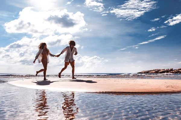 Beau Jeune Couple Amuser Sur Plage — Photo