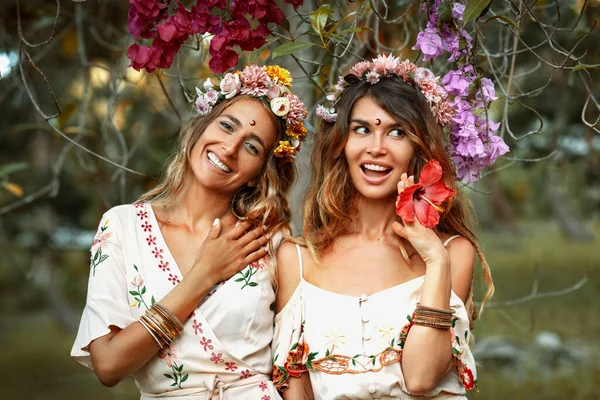 Dos Hermosa Mujer Joven Vestidos Verano Aire Libre Atardecer —  Fotos de Stock