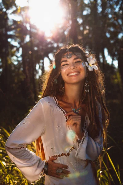 Красива Молода Весела Жінка Франгіпані Крупним Планом Портрет Заході Сонця — стокове фото