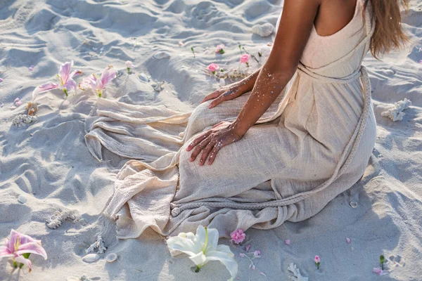 Beautiful Young Woman Elegant White Dress Sitting Sand Sunset Close — Stock Photo, Image