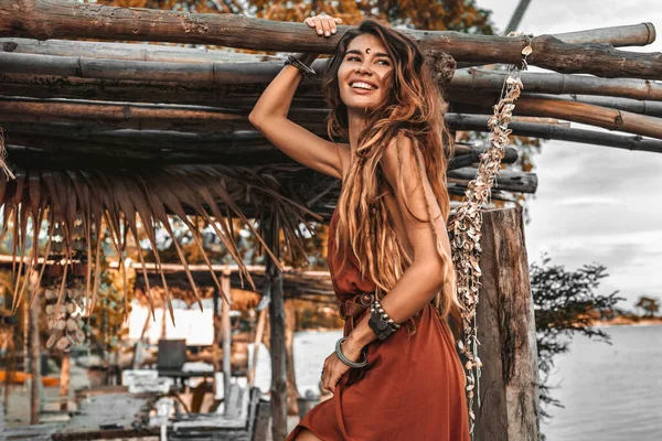 Schöne Junge Stilvolle Frau Modell Posiert Tropischen Resort Hintergrund — Stockfoto