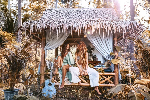 Dois Bela Jovem Mulher Alegre Elegante Jardim Tropical — Fotografia de Stock