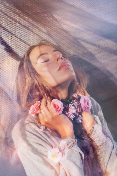 Güzel Genç Bir Kadın Yumuşak Kumaşın Altında Boynuna Çiçekler Tutuyor — Stok fotoğraf