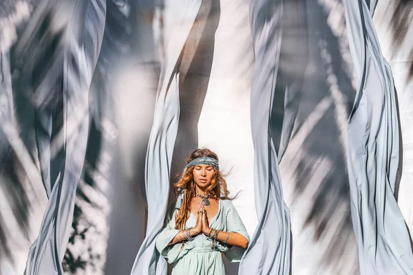 Bela Jovem Mulher Elegante Com Enorme Tecido Azul Balançando Vento — Fotografia de Stock