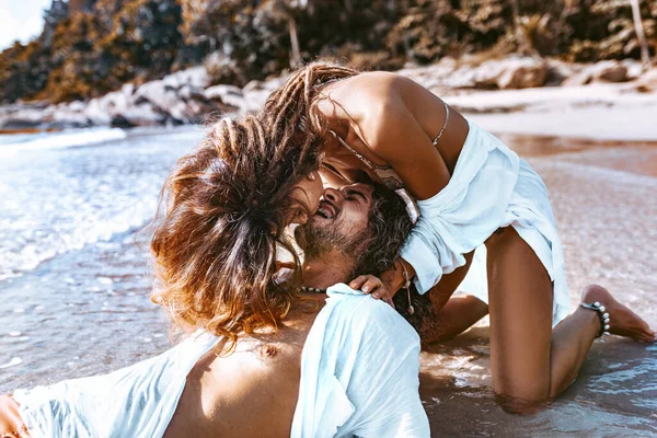 Primer Plano Hermosa Pareja Joven Divirtiéndose Playa — Foto de Stock