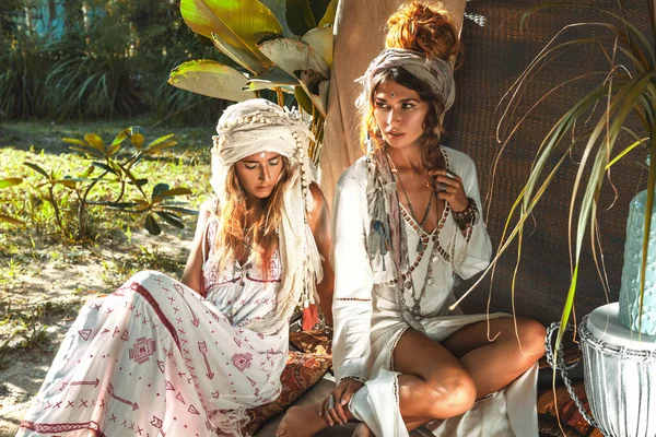 Deux Belles Jeunes Femmes Robes Été Plein Air Coucher Soleil — Photo