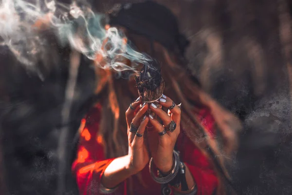 Nahaufnahme Von Frauenhänden Mit Schamanischem Feuer Freien — Stockfoto