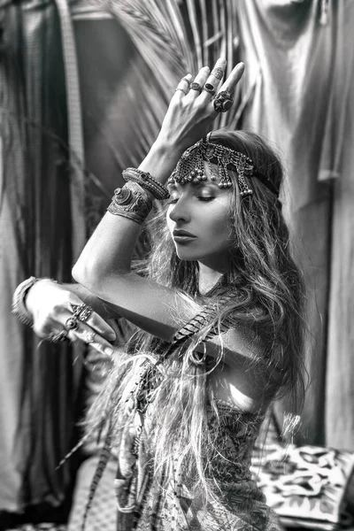 Schöne Junge Zigeunerin Stil Frauenporträt — Stockfoto