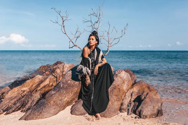 Beautiful Young Stylish Tribal Woman Outdoors Beach — Stock Photo, Image