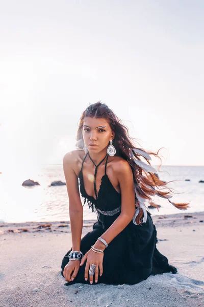 Bella Giovane Donna Alla Moda Sulla Spiaggia Tramonto — Foto Stock