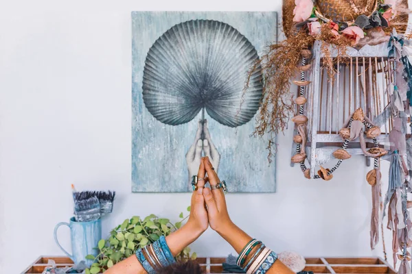 Close Mãos Mulher Fundo Parede Estilo Boho — Fotografia de Stock