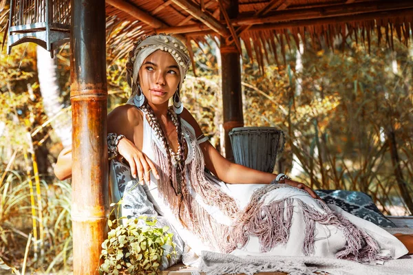 Joyeux Jeune Belle Femme Robe Blanche Élégante Dans Pavillon Bambou — Photo