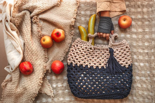 Stilvolle Handgefertigte Tasche Mit Äpfeln Auf Einem Tisch — Stockfoto