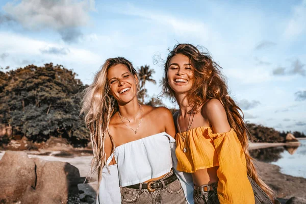 Due Belle Giovani Donne Alla Moda Sulla Spiaggia Tramonto — Foto Stock