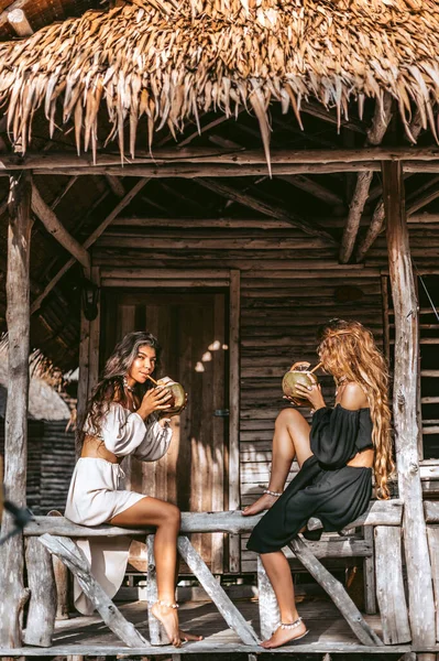 Dos Hermosas Jóvenes Modelos Moda Con Estilo Que Divierten Aire — Foto de Stock