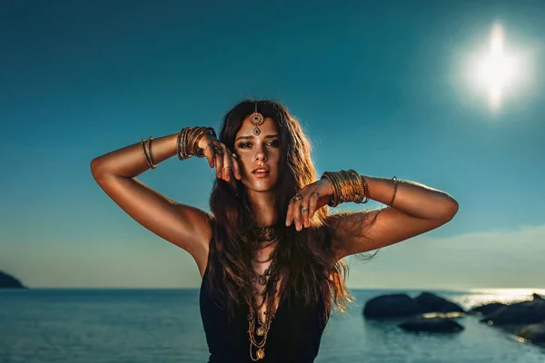 Gün batımında güzel, genç, şık bir kadın portresi