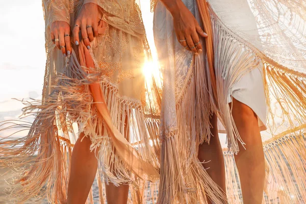 Zwei Schöne Junge Frauen Eleganten Boho Kleidern Freien Bei Sonnenuntergang — Stockfoto