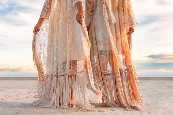 Deux Belle Jeune Femme Dans Des Robes Boho Élégantes Extérieur — Photo